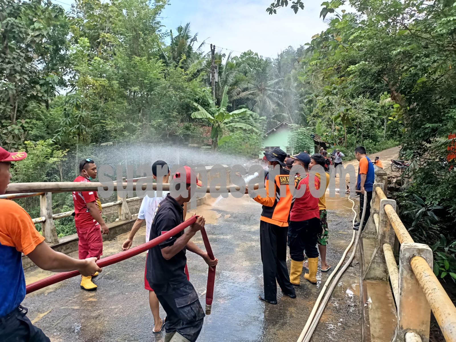 Damkar dan PMI Kulon Progo Bersama SAR SIGAL Lakukan Pembersihan Material Banjir Kalirejo Kokap