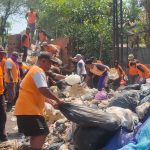8 Truk Compactor Angkut Tumpukan Sampah di Jalan Merbabu Kotabaru