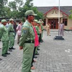 Babinsa Cerme Laksanakan Pembinaan Anggota Linmas