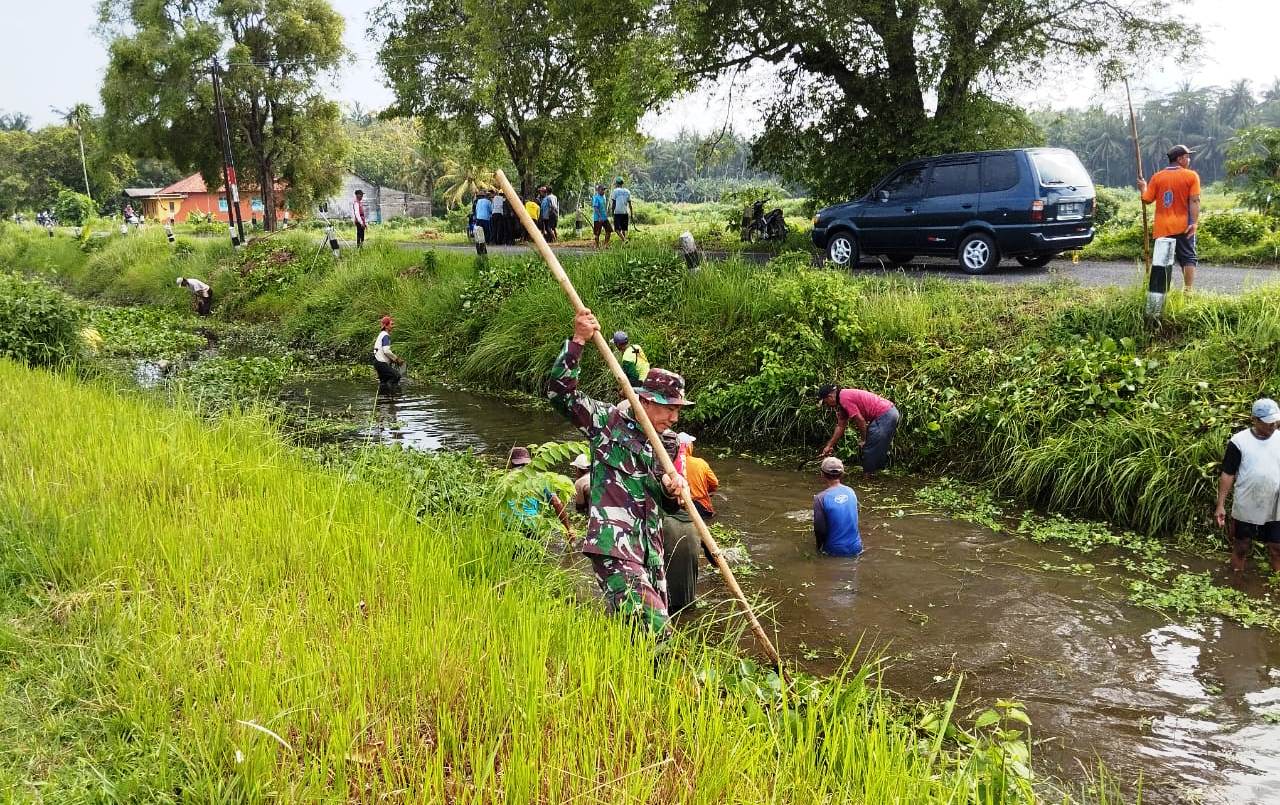 Babinsa Depok Bersama Warga Kerja Bakti Pembersihan Sungai Cicikan