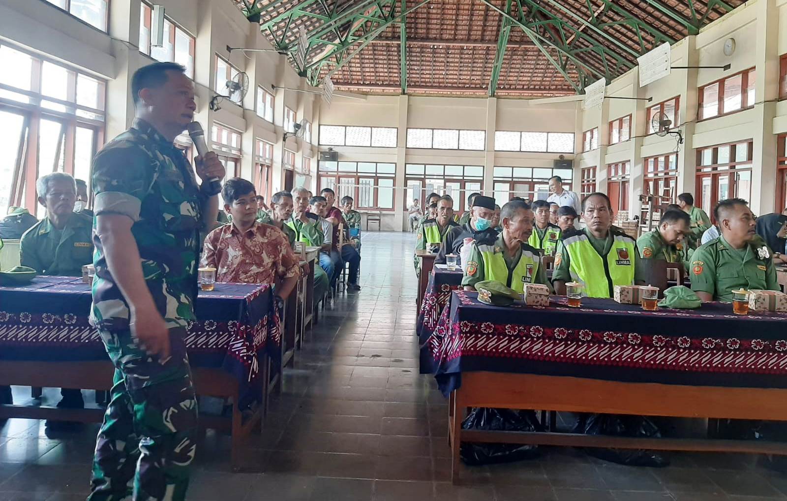 Babinsa Bumirejo Himbau Anggota Linmas Laksanakan Tugas Dengan Baik Pada Pemilu 2024