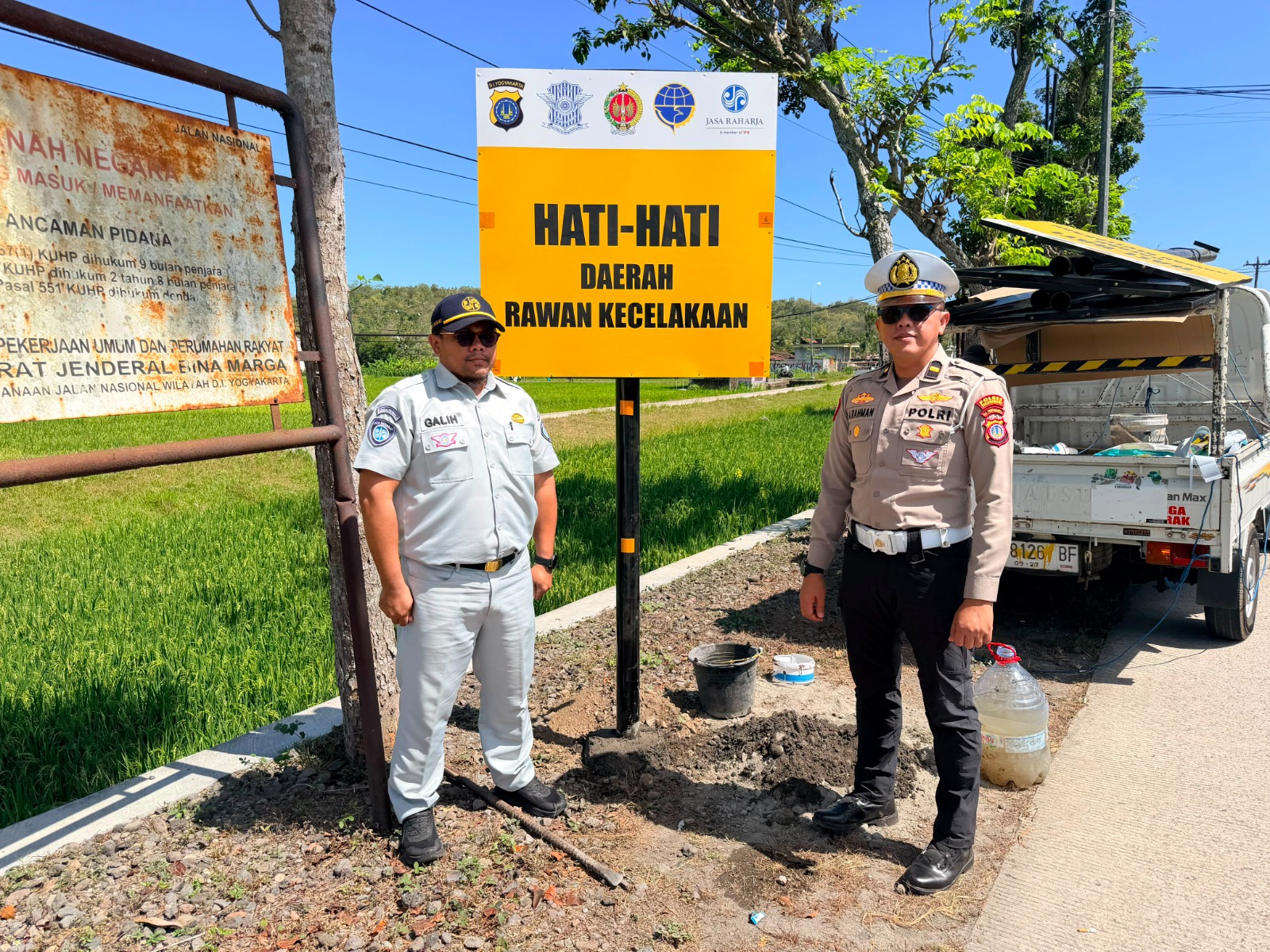 Jasa Raharja dan Satlantas Polres Kulon Progo Pasang Plang Keselamatan di Jalur Jogja–Wates